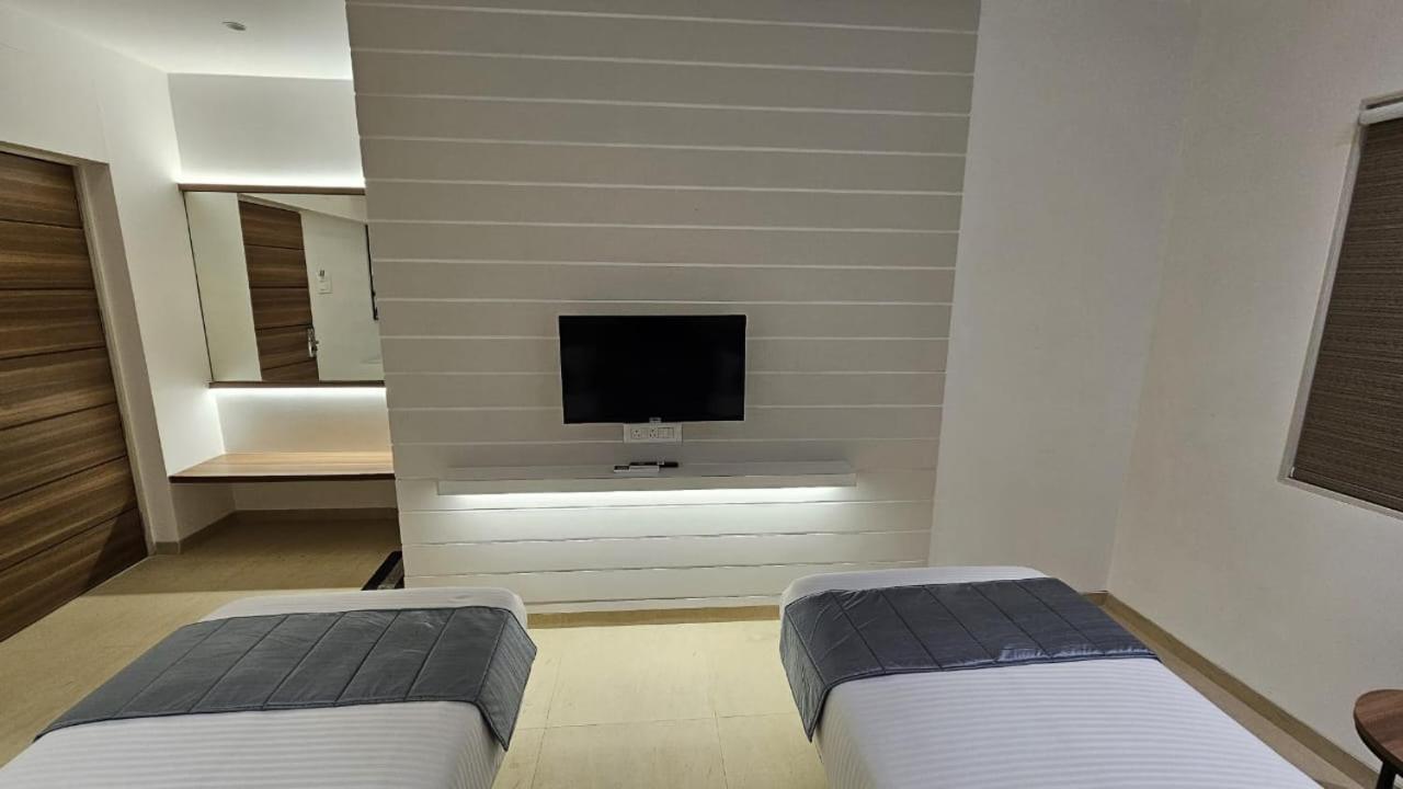 Hotel Veesons Executive Sholapur Exterior foto
